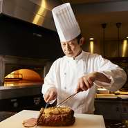 ゲストへのおもてなしを大切にし、自己満足ではなく、個性的な料理で満足いただけるよう心掛けています。直接の対話から好みを汲み取り、継続的なリサーチを行うそうです。