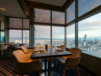 147mの高さから広がるパノラマビューを満喫できるレストラン