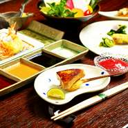 お食事メニューに用意されているのは『おまかせコース』のみ。カウンター席に座れば、おいしい料理と楽しい会話を心ゆくまで楽しめます。揚げ物でありながら罪悪感が少ないため、女子会などにもオススメです。