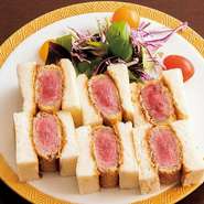 牛ヒレ肉は1本丸ごと仕入れ、店内で丁寧に切り分けます。希少なシャトーブリアンは串かつに、やわらかなヒレはカツサンドに使用。玉ねぎの甘みを引き出した自家製ソースと相まって、忘れられないおいしさです。