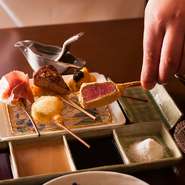 ※　1、コース以外でも串は追加できます。（串は常時30種類程ございます。）　
※　2、生野菜のおかわりできます。
→上記2項目はコース代とは別に追加料金が発生いたします。
※こちらのコースは、10歳以下のお食事をされないお子様の御予約は御断りさせて頂いております。
