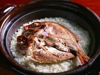 明石天然真鯛を丸丸一匹、五つ星のお米マイスターがブレンドした特製ブレンド米を使用した贅沢な一杯。土鍋で炊き上げるのでふっくらとした仕上がり。シンプルながらも奥深い滋味を感じることができます。