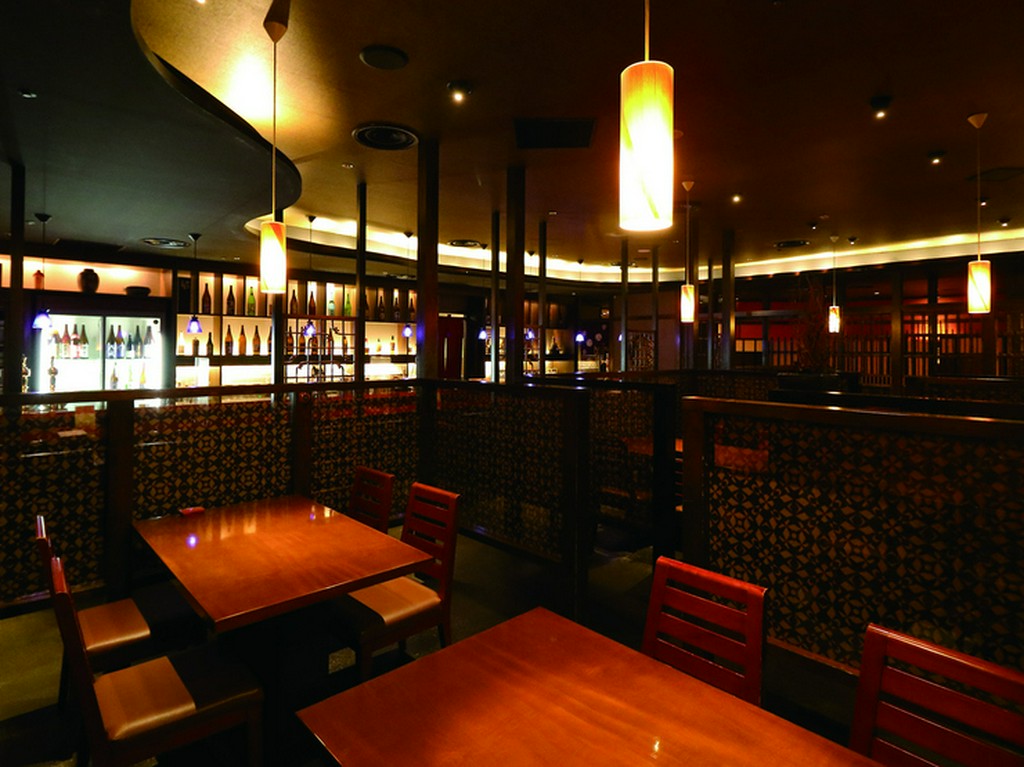 店内は異国情緒を感じる空間。ほのかな明かりがオシャレな雰囲気