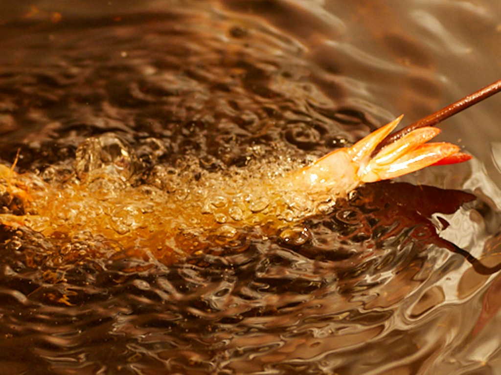 揚げたての串揚げと相性抜群の焼酎がずらり勢揃い