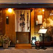 店内に入ると、カウンターが13席。カウンターの後ろには、焼酎の瓶が飾られています。瓶を眺めながら、何を飲もうか迷うのも楽しみの一つ。串揚げが揚げられるのを見ながら、マイペースで過ごすのも乙なものです。