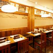 和の趣ある店内は、木の温もりあふれる癒やしの空間。居心地がよく、おいしい料理を食べながらお酒を飲んで、ゆったりと過ごす時間が身も心も癒やしてくれます。