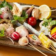 特大グリーンアスパラは、長野県産がメイン。豚肉を巻き、カラッと串揚げにしてくれます。香り高いアスパラと豚肉が絶妙にマッチ。つけだれは常時4種類ありますが、こちらには特製マヨネーズがオススメだとか。