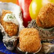 カキやタラの白子など、その時々で一番おいしい旬の魚介を市場で厳選。1mm以内の薄い衣をまとわせ、カラッとあっさり、サクッと揚げてくれます。揚げたての熱々は格別の味わいです。