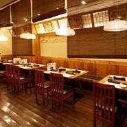 選りすぐりの食材を使った串揚げを比較的リーズナブルな価格で楽しめ、プチ接待にピッタリ。落ち着いた空間で揚げたての串揚げをいただけば、ちょっとした贅沢気分を味わえます。