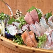 ［おすすめ］定番の本マグロに加え、朝獲れの新鮮な魚を毎日仕入れ！
季節によって変わるラインナップを是非お楽しみください
2人盛り1628円（税込）から、人数に合わせ1人前＋814円（税込）で承ります！