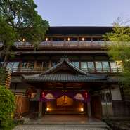興福寺興善院跡に創られた建物は、国の登録有形文化財に指定されています。明治から受け継がれた建物と格式。料亭の趣を今に伝える、心地よい和の空間は、静かな個室になっています。