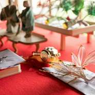 結婚を決めたばかりのお二人に、結納や顔合わせにおすすめのプランもあります。縁起物の食材、尾頭付きの鯛を使った祝い会席と、写真撮影、記念の持ち帰りお菓子がセットになったプランです。