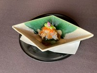 その季節に最もおいしい食材を厳選し、持ち味を余すことなく引き出したお料理をご用意しております。