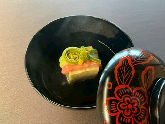 その季節に最もおいしい食材を厳選し、持ち味を余すことなく引き出したお料理をご用意しております。