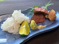 料亭菊水楼の料理長が月替わりでこだわった食材を余すことなく盛り込んだ会席をご用意しております。