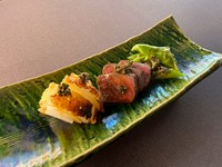 料亭菊水楼の料理長が月替わりでこだわった食材を余すことなく盛り込んだ会席をご用意しております。