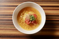 油と相性の良い夏やさいは、
焼くことで素材の甘みを引き出しました。
さっぱり茗荷のアクセントを加えて。