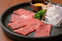 肉の旨味が凝縮されている赤身。 少し炙って脂の甘みを引出します。 