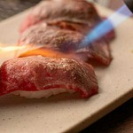 売り切れ御免！ とろけるような霜降り肉をご飯と一緒に、贅沢にいただきます。 