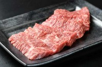 A4またはA5の和牛ハラミを使用。 内臓肉特有の臭みをとり、旨みを引き出すために熟成させています。 