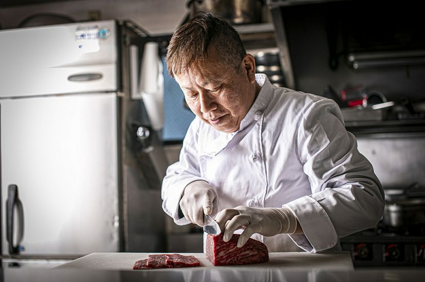 並のお肉は一枚を大きく、薄めに。上のお肉は一枚を小さめに、厚めに。