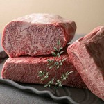 黒毛和牛の中でも、上質な赤身と霜降りのバランスが良いA4ランクを厳選。 例えば赤身は、弾力ある肉質でお肉を食べているという実感が味わえるもの、ロースは霜降りの濃厚さと深い甘みが楽しめるもの、
