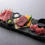 人気の赤身肉を集めました。 それぞれのお肉を異なる味でお楽しみください。 薄切りマルシン（特製甘口ポン酢で）・厚切りランプステーキ（トリュフ塩で）・花咲きイチボ（ワサビで）