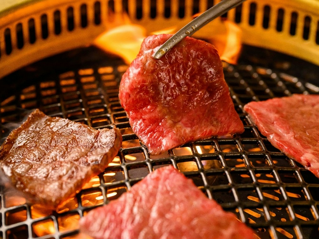 無煙ロースターとロス網で和牛をふっくら焼き上げます