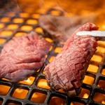 小風神は高品質のロースターを使用しておりますが、美味しい焼肉が出来上がるポイントは、それだけではありません。 針金を編み込んだ金網を使う焼肉店が多い中、小風神はロス網という網型の鋳物を使用しております