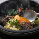 盛り付けがかわいいチーズフォンデュは、ちょい足しして楽しむメープルシロップとブラックペッパーが隠し味。女心をくすぐるおしゃれな味は、女子会で話題になりそうです。