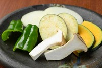 野菜の食感と味が合わさると、焼肉はより豊かに！焼き野菜は、淡路産完熟玉ねぎ・北海道産ネバあま長芋など、サラダは瀬戸内海に浮かぶ生口島（広島県）のベビーリーフを使用しています。