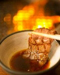濃厚醤油とにんにく、生姜、フルーツ等をブレンドした特製だれ。 和牛の脂が馴染むと焼き野菜につけてもおいしくお召し上がりいただけます。 