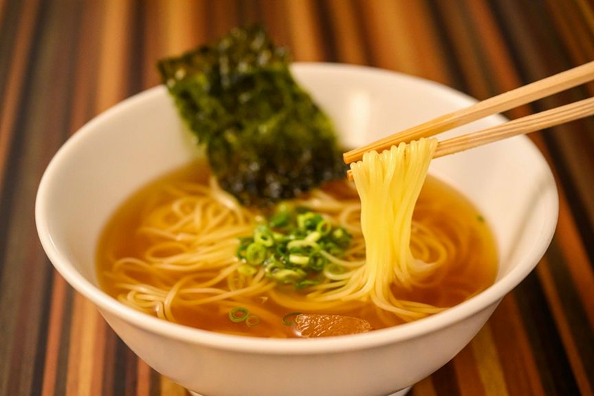 すみわたる牛骨スープが美しい冷麺。 焼肉の〆にピッタリ。