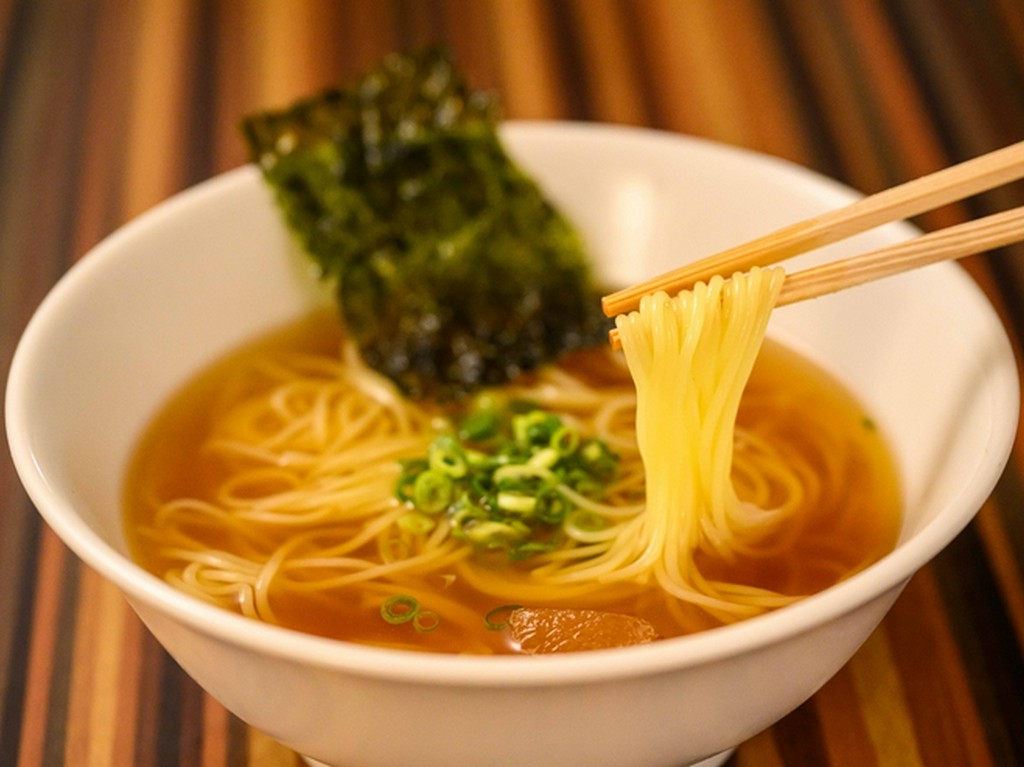 すみわたる牛骨スープが美しい冷麺。 焼肉の〆にピッタリ。