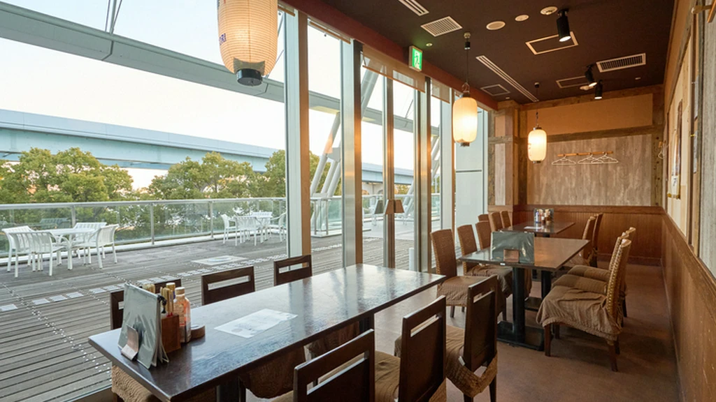 洗練された和の空間。デート・女子会でも利用できる開放的な店内