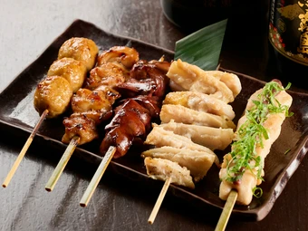 こだわり炭焼きをおまかせで提供『おまかせ焼き鳥5本』