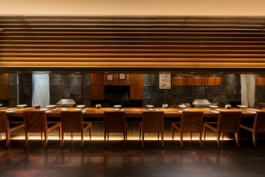 カウンターで揚げたての天ぷらを