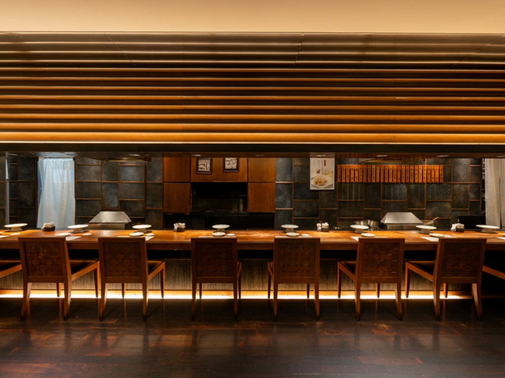 カウンターで揚げたての天ぷらを