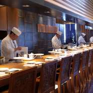 職人が手で一つ一つ揚げた天ぷらは一見の価値あり。ぜひ一度、食べにきてください。