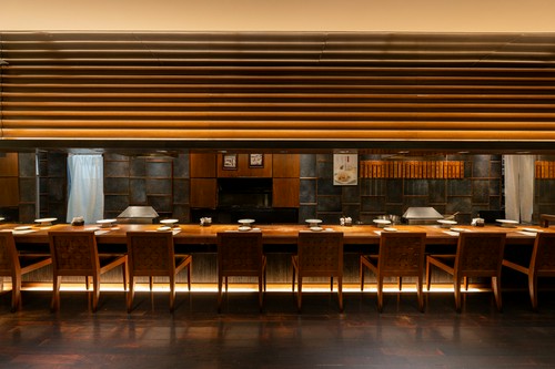 臨場感たっぷりのカウンター席