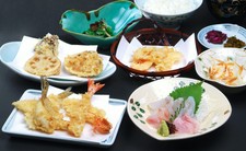 季節の天ぷらや刺身、天丼にデザートなど大満足な2時間飲み放題付きコース