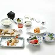 小麦・卵・海老・ごま・いか・大豆を含む献立です。
小鉢・刺身・魚介・口替りについて詳しくは係のものにお尋ねください。
米は国産です。
消費税を含む価格です。