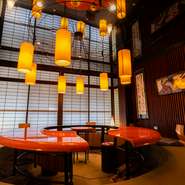 店舗3階には最大60名まで入れる宴会場が設けられています。天井が高く開放的ながら暖色系の照明で温かみのある空間で、大きな円卓は大人数でもくつろげる仕様。地元の日本酒の会などで利用されることもあるそう。