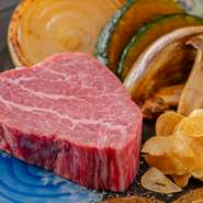 メインとなるステーキで使用されているのは、北海道産の牛肉のみ。鮑や海老といった魚介に関しても、道産の素材を用いています。地元の魅力がダイレクトに伝わる山の幸・海の幸がずらり。