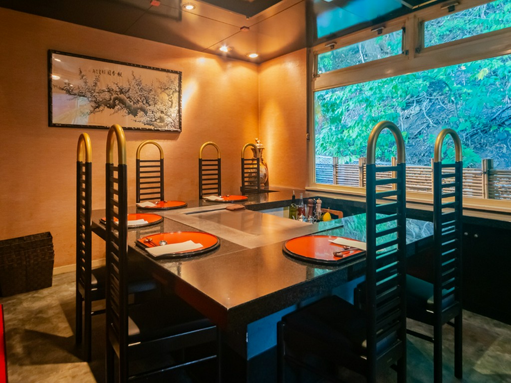 華麗なパフォーマンスに魅せられ、美しく完成された料理に舌鼓