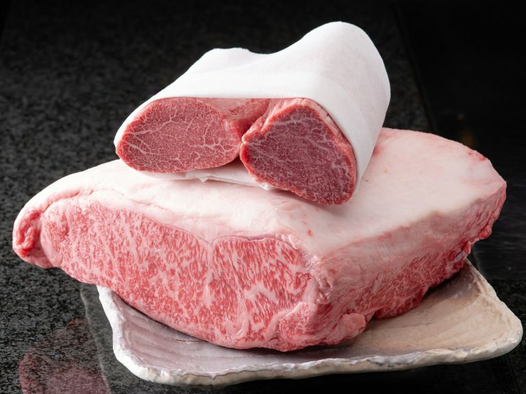 北海道で育つ厳選牛や、朝露を感じられるほど新鮮な旬菜