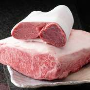 ステーキ店の命でもあるお肉は、特に目利きを鋭く道産にこだわり厳選されています。さらに、野菜は旬のもの、新鮮な物、珍しい物も積極的に仕入れ。訪れるゲストを目でも舌でも魅了します。
