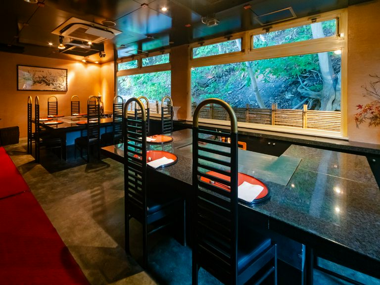 間近に自然を感じつつ、昇華されたおいしさに舌鼓を打てる店