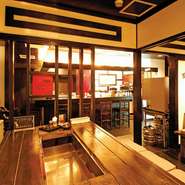 木の温もりを感じさせる店内は、まるで自宅のようにくつろげる雰囲気。親しい友人や家族と、ワイワイにぎやかに食事を楽しめる店です。気軽においしいラム肉がお腹いっぱい食べられます。