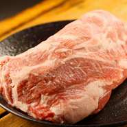 【ジンギスカン　十鉄】の生ラム肉は、店舗で1～2日ほど熟成させた肉だけを提供。クセやくさみがなく、濃厚な旨みが際立ちます。サラッとした魚介ベースのタレと相性が抜群。脂の甘さを強く感じさせてくれます。